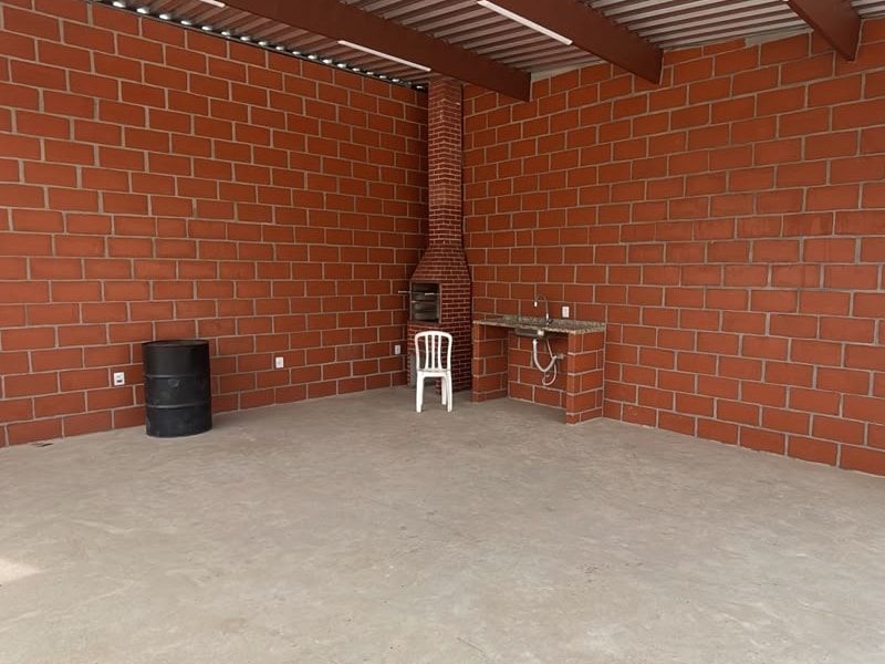 Área coberta com churrasqueira de alvenaria