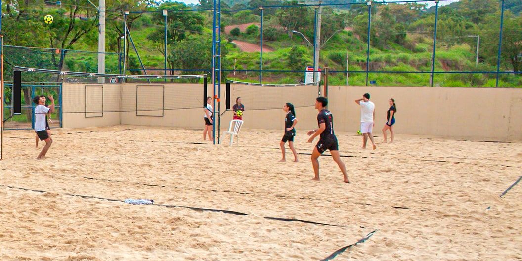 Turma jogando nas quadras de areia